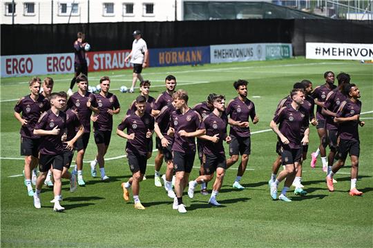 pieler der deutschen U21-Nationalmannschaft laufen im Trainingslager über das Spielfeld. Für die finale EM-Vorbereitung ist das Team im Trainingslager in Südtirol. Am Mittwoch beginnt die U21-EM. Foto: Angelika Warmuth/dpa