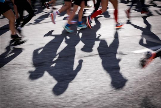 <strong> Schattenrisse von Teilnehmerinnen und Teilnehmern sind auf der Strecke zu sehen. Rund 10.600 Teilnehmer nahmen an der 36. Auflage des Hamburg-Marathons teil. Foto: Christian Charisius/dpa </strong>
