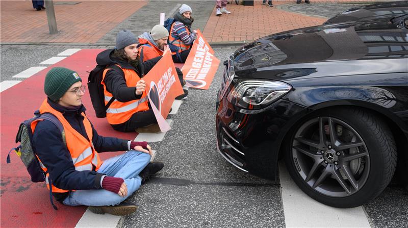 Hamburg lässt sich nicht von Klimaaktivisten erpressen <strong>Aktivisten der Gruppierung „Letzte Generation“ blockieren eine Straße. In Hamburg kam es deswegen schon zu Tumulten. Foto: Julian Stratenschulte/dpa </strong>