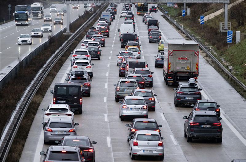 <strong>Am Dienstagmorgen staute sich auf den Autobahnen der Verkehr in Richtung Hamburg (Symbolbild). Foto: Marijan Murat/dpa</strong>