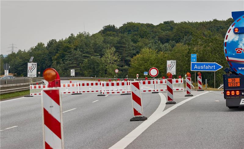 <strong>Blick auf eine Absperrung mit Schildern und Warnbaken an einer Autobahnabfahrt der A7 (Symbolbild). Foto: Georg Wendt/dpa</strong>