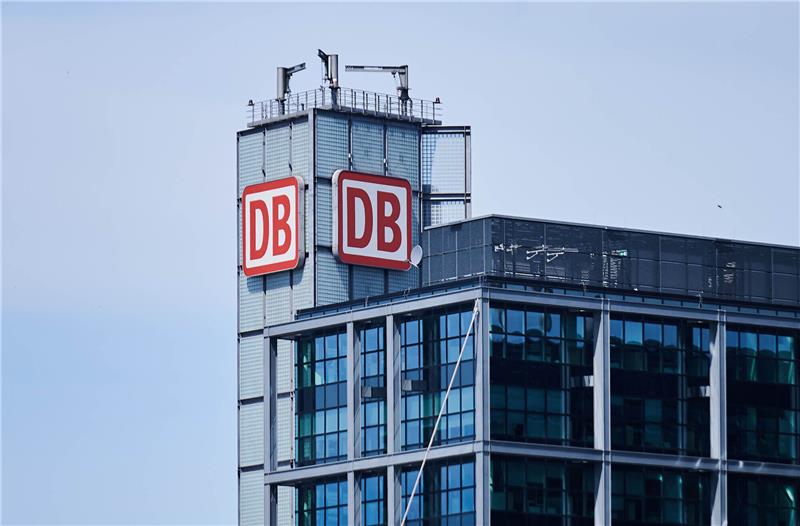 <strong>Das «DB» Logo ist auf dem Turm am Hauptbahnhof Berlin zu sehen. Für Bahnreisende mit dem 49-Euro-Ticket gibt es eine wichtige Änderung. Foto: Annette Riedl/dpa</strong>