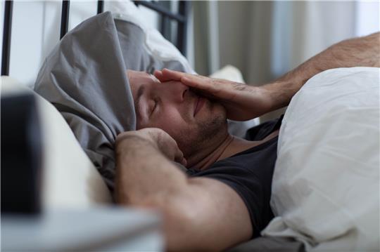 <strong>Das Gedankenkarussell sollte vom Bett ferngehalten werden: Wenn man grübelt und deswegen nicht einschlafen kann, besser aufstehen und etwas anderes machen. Foto: Christin Klose/dpa-tmn</strong>