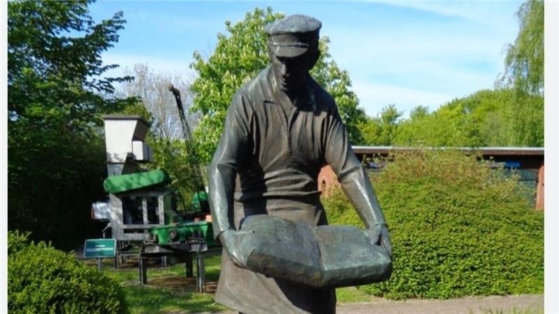 Serie: Große Betroffenheit nach weiterem Diebstahl einer Bronze in Hemmoor <strong>Der "Zementpacker" von Frijo Müller-Belecke stand im Außengelände des Hemmoorer Zementmuseums. Foto: Stadt Hemmoor</strong>