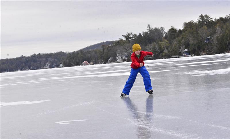 Weshalb Schlittschuhläufer auf Seen besonders vorsichtig sein müssen <strong>Ein Kind läuft Schlittschuh auf einem See. Foto: Kristopher Radder/The Brattleboro Reformer/AP/dpa </strong>