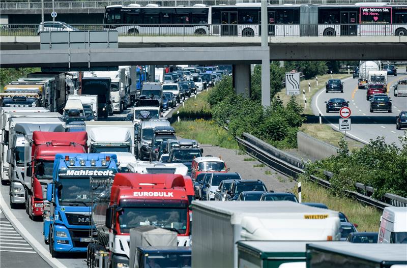 A7 nach Lkw-Unfall am Elbtunnel wieder frei – Köhlbrandbrücke wird gesperrt <strong>Fahrzeuge stehen auf der Autobahn A7 vor dem Elbtunnel im Stau (Symbolbild). Foto: Axel Heimken/dpa</strong>