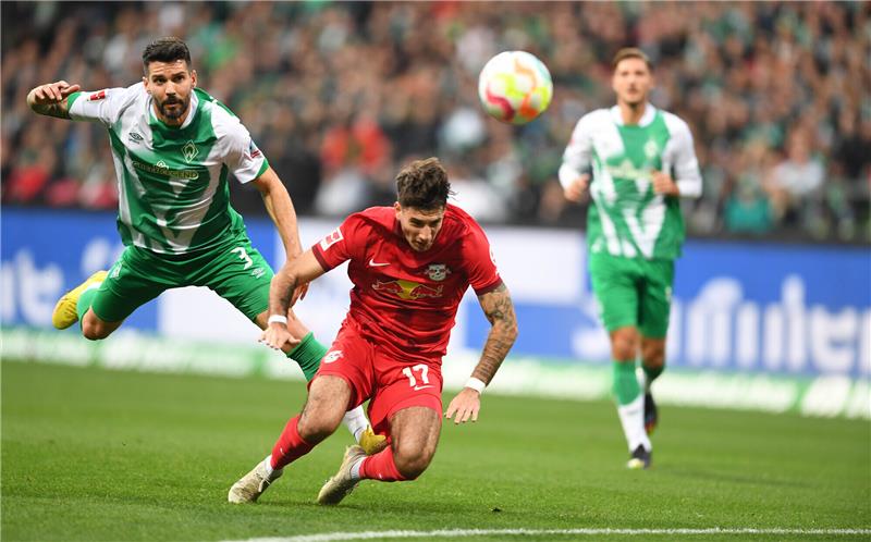 Werder Bremen unterliegt RB Leipzig 1:2 <strong>Leipzigs Dominik Szoboszlai (r) kämpft gegen Werders Anthony Jung um den Ball. Foto: Carmen Jaspersen/dpa </strong>