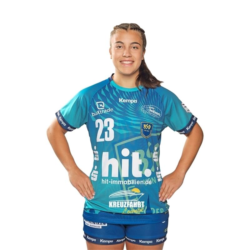 Jetzt abstimmen und gewinnen: Wer wird die BSV-Spielerin der Saison? <strong>Lucia Kollmer (20) </strong>
<ul><li><strong>Nr.: 23</strong></li>
<li><strong>Im BSV seit: 2020</strong></li>
<li><strong>Früherer Verein: TSV Wattenbek</strong></li>
<li><strong>Position: Linksaußen</strong></li>
<li><strong>Bundesliga-Spiele: 21</strong></li>
<li><strong>Bundesliga-Tore: 12</strong></li>
<li><strong>Saison-Spiele: 4</strong></li>
<li><strong>Saison-Tore: 2</strong></li>
</ul>
