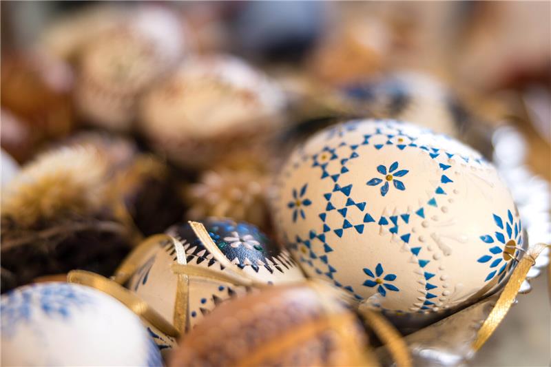 Von O bis N – Das Osterfest in sechs bunten Fakten <strong>Mit Wachs bemalte Ostereier liegen auf einem Tisch. Foto: Frank Hammerschmidt/dpa</strong>
