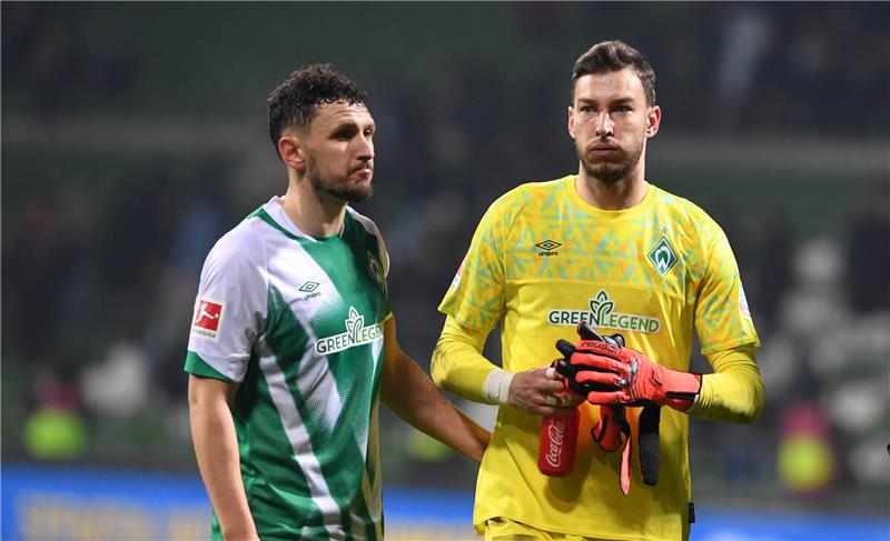 <strong>Werders Torwart Jiri Pavlenka (r) und Milos Veljkovic nach der Niederlage. Foto: Carmen Jaspersen/dpa</strong>