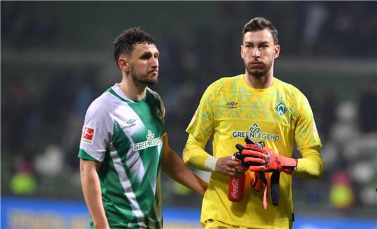 <strong>Werders Torwart Jiri Pavlenka (r) und Milos Veljkovic nach der Niederlage. Foto: Carmen Jaspersen/dpa</strong>