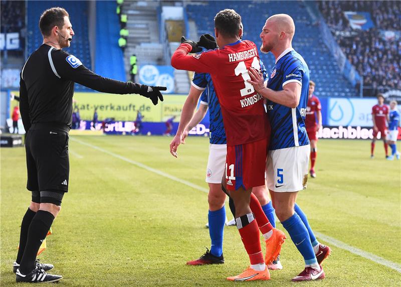 Kein Rückrunden-Einbruch: HSV weiter auf Erstliga-Kurs <strong></strong>Rostocks Rick van Drongelen (re.) schubst Hamburgs Ransford-Yeboah Königsdörffer (Mitte). Foto: Gregor Fischer/dpa
