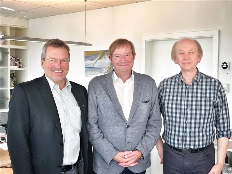 DRK-Urgesteine Klaus-Dietmar Otto und Eckhardt Guder gehen auf Zeitreise ...und heute. Fotos: Richter