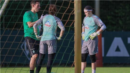 v.li.: Hendrik Lemke (Torwart-Trainer, SV Werder Bremen) im Gespräch mit Livia Peng (Torhüterin, Torwart, SV Werder Bremen, 1) und Johanna Wende (Torhüterin, Torwart, SV Werder Bremen, 25)