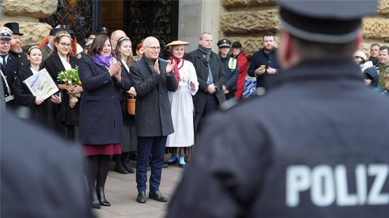 Glückwünsche zum Neujahrsempfang im Hamburger Rathaus vor dem Rathaus spielte das Polizeiorchester