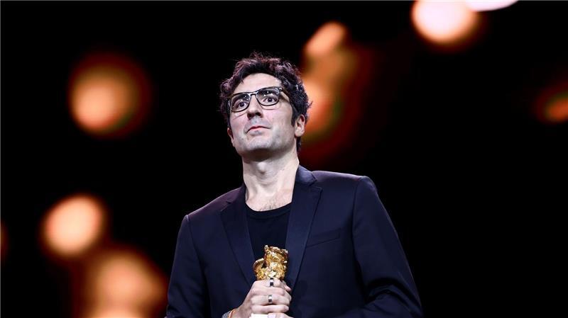 İlker Çatak mit seinem Goldenen Bären.